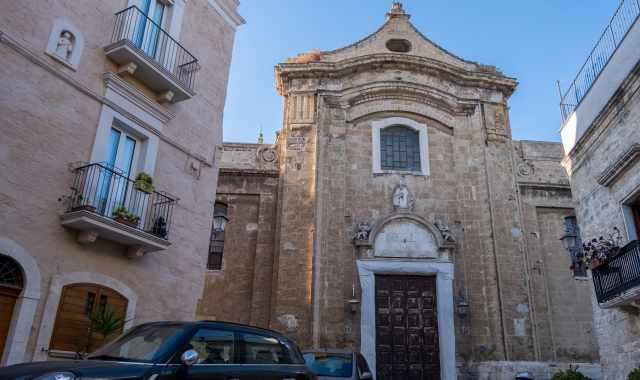Bari, l'isolata Santa Scolastica: Danni, incuria e neanche un prete a celebrare la messa